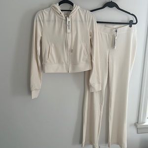 NWT Juicy Couture Velour Sweatsuit in Pebble, size medium
